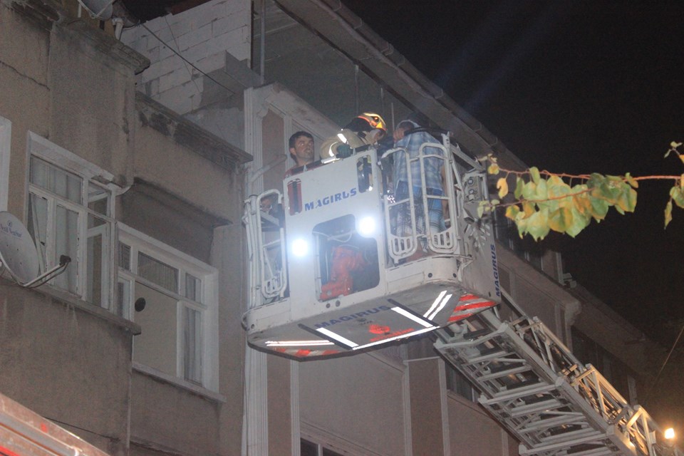 Yangın çıkan binada mahsur kalan 7 kişiyi itfaiye ekipleri kurtardı - 1