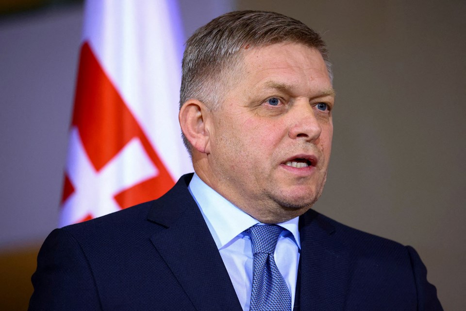Slovakya Başbakanı Fico'ya silahlı saldırı: Karnından vuruldu, hayati tehlikesi var - 1