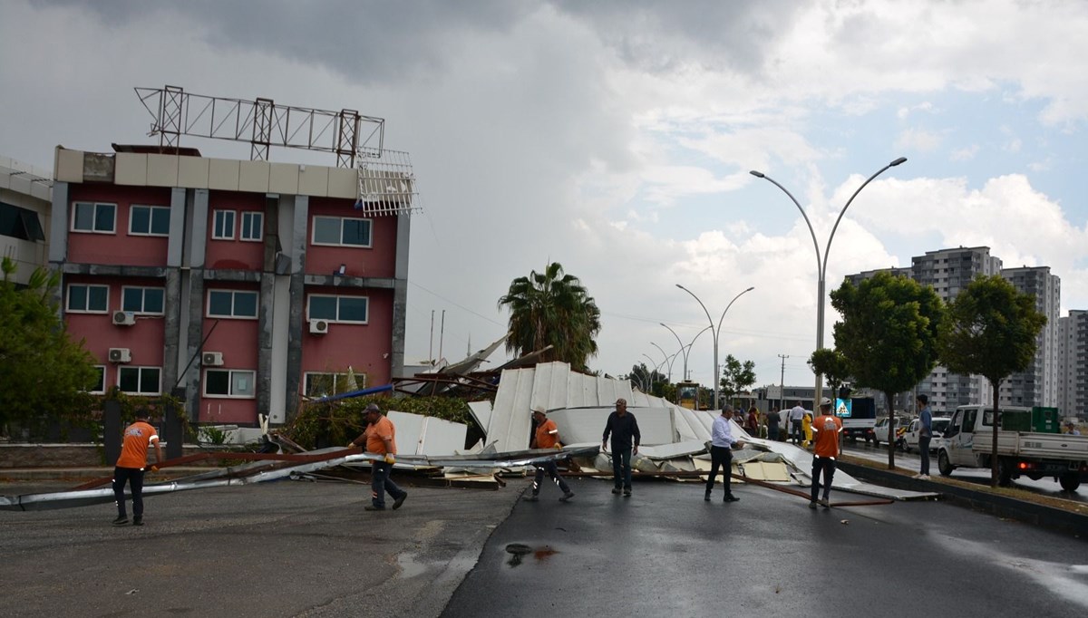 Mersin’i fırtına vurdu (Çatılar uçtu, ağaçlar devrildi)