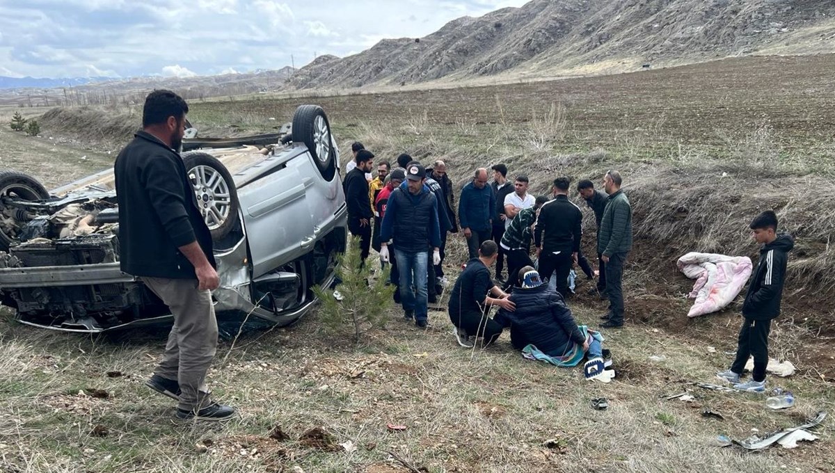 Devrilen hafif ticari araçtaki 5 kişi yaralandı Devrilen hafif ticari araçtaki 5 kişi yaralandı