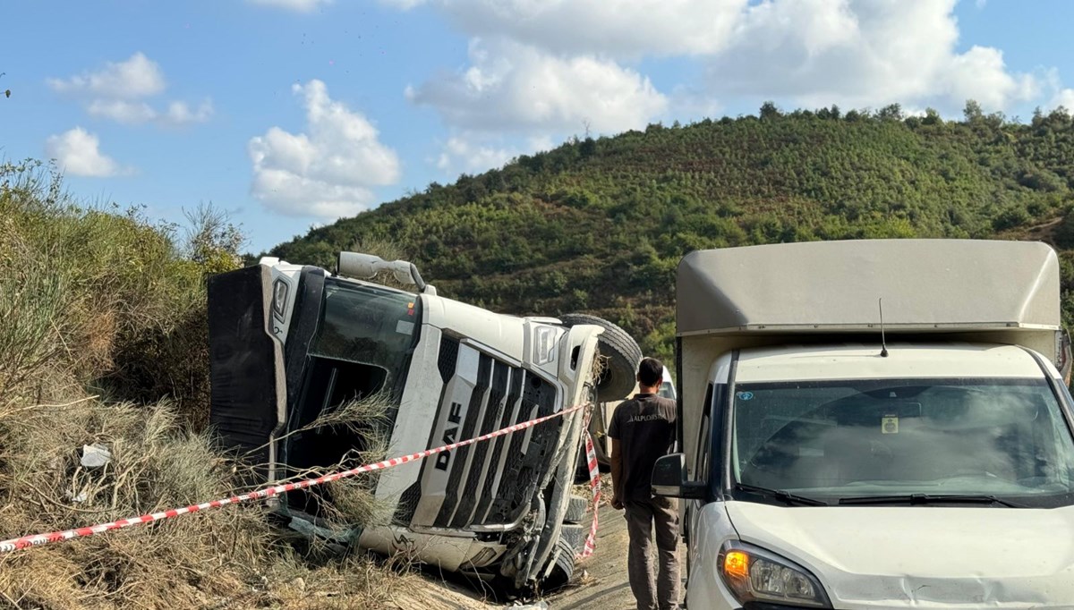 İstanbul'da hafriyat kamyonu devrildi