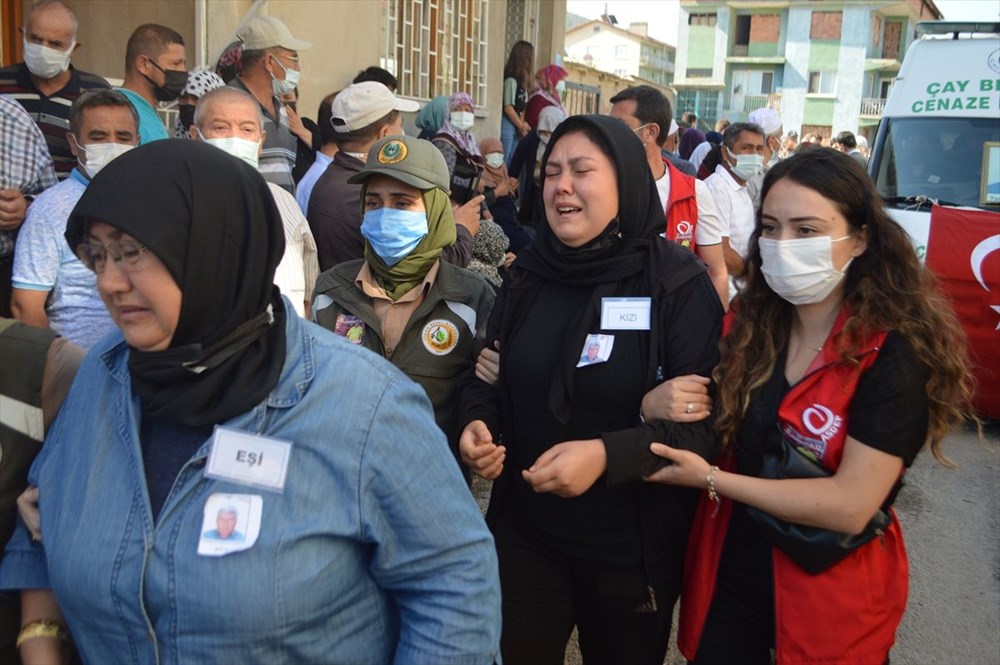 Manavgat'taki yangında ölen orman işçisi babasını cübbesiyle uğurladı - 2