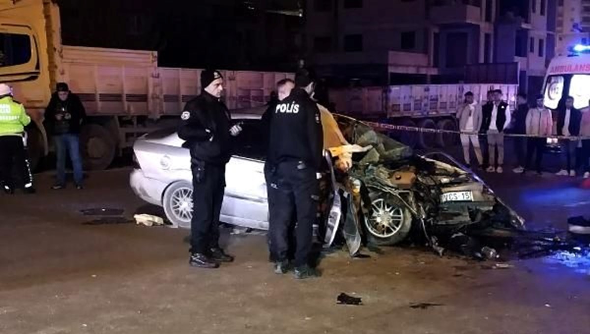 Adana'da feci kaza | Park halindeki TIR'a çarpan otomobildeki 2 kişi öldü