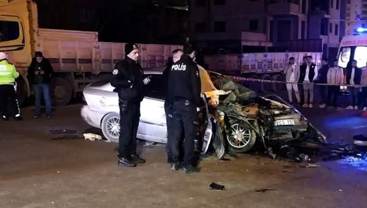 Adana'da feci kaza | Park halindeki TIR'a çarpan otomobildeki 2 kişi öldü Adana'da feci kaza | Park halindeki TIR'a çarpan otomobildeki 2 kişi öldü