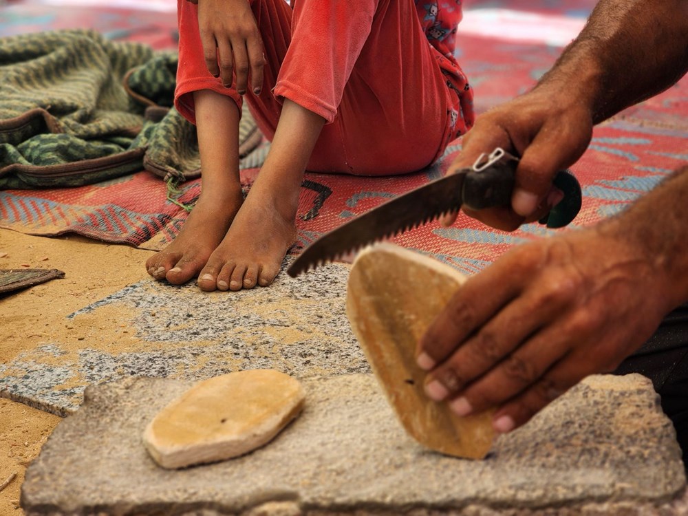 Fələstinli ayaqqabıçı İsrailin hücumları altında Qəzzada uşaqlar üçün taxta başmaq hazırlayır - 10