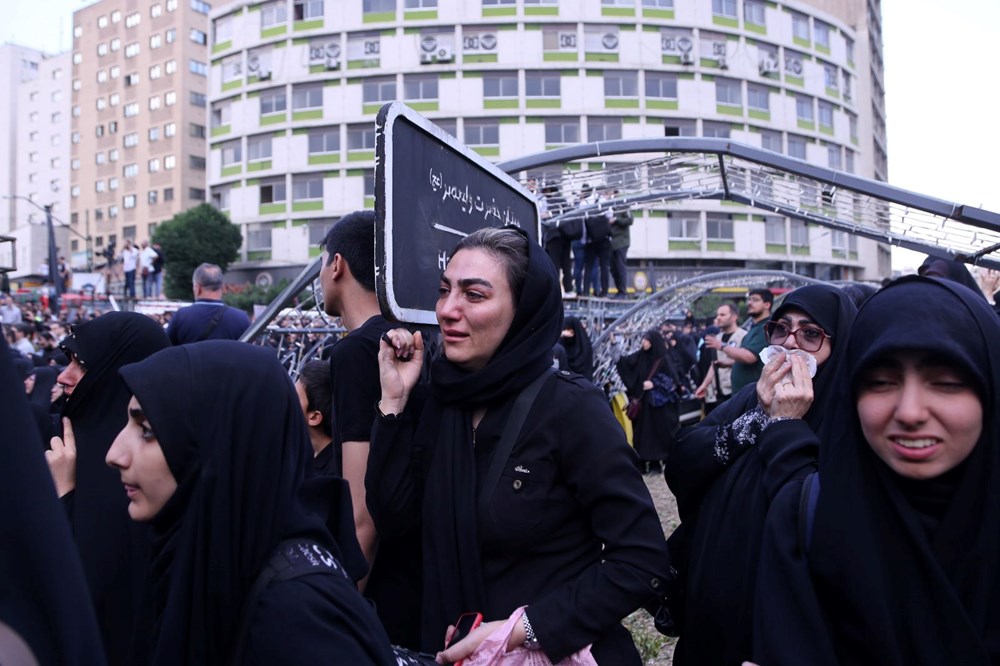 İran Reisi'nin yasını tutuyor - 10