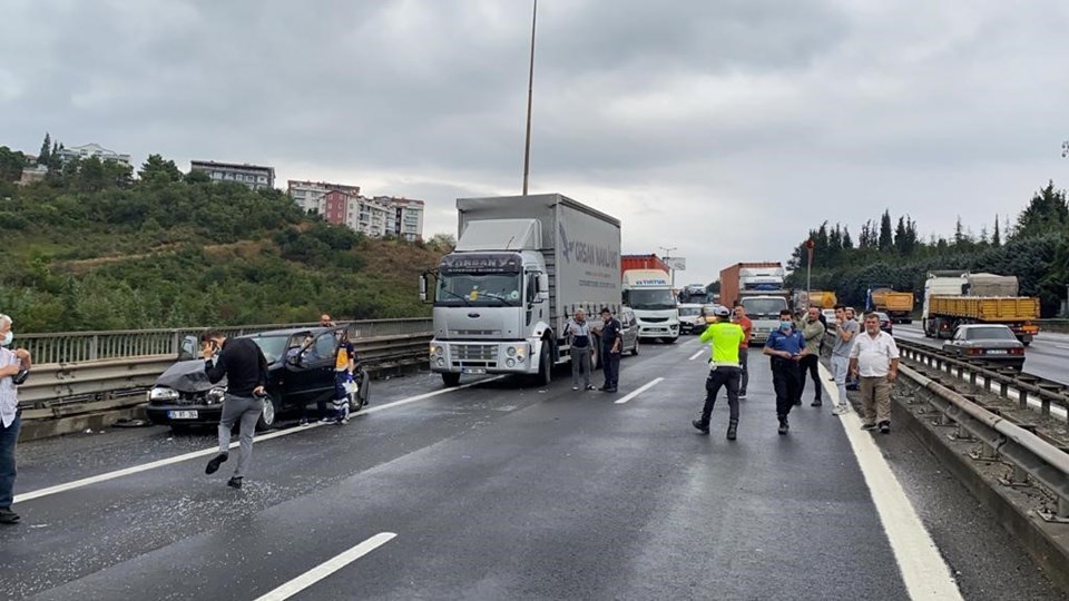 TEM'de zincirleme kaza: İstanbul yönü kapandı - 1