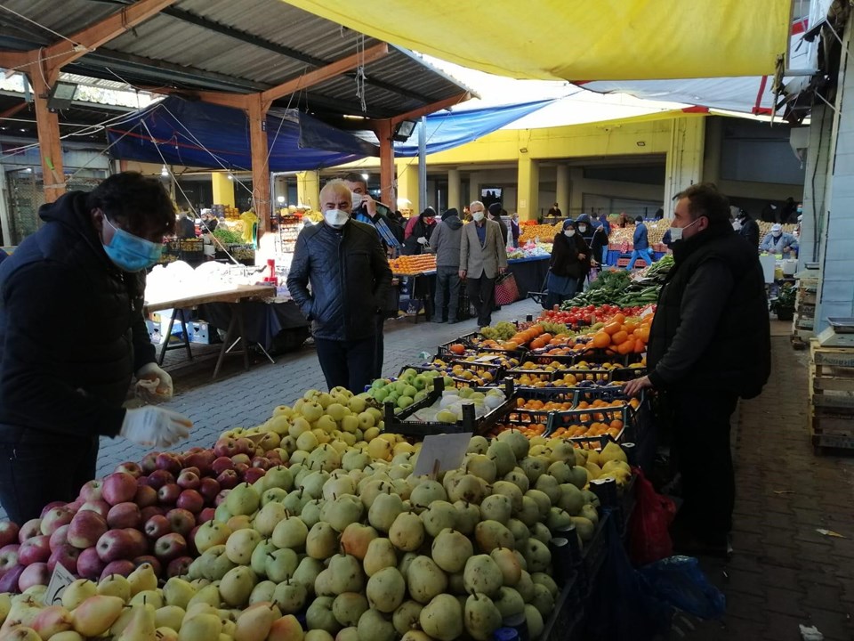 Corona virüs tedbirlerine uymayan 2 pazarcıya 'tezgah kapatma' cezası - 1