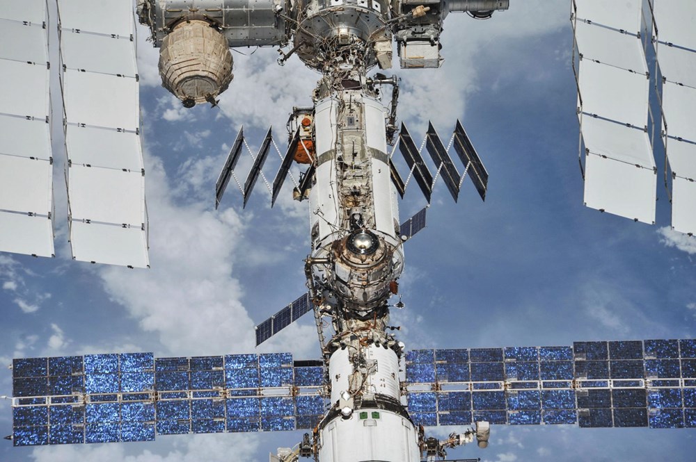 Russian cosmonauts discover new cracks on International Space Station - 8