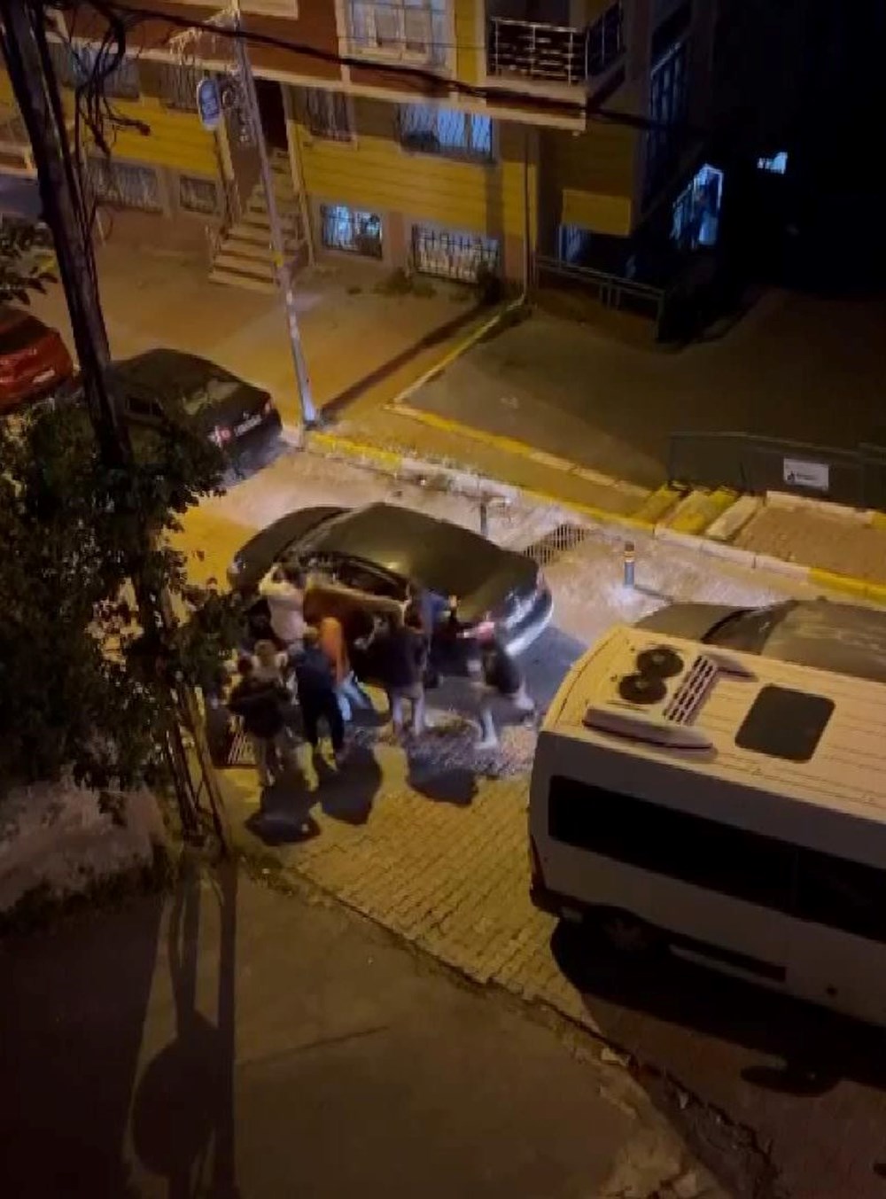 İstanbul'da yol verme kavgası: 7 kişi birden saldırdı - 1