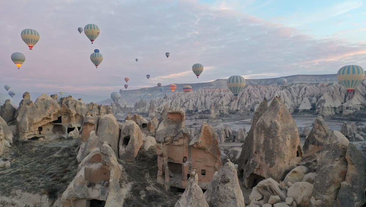 Kapadokya'da turistler 2022'nin ilk güneşini gökyüzünde karşıladı
