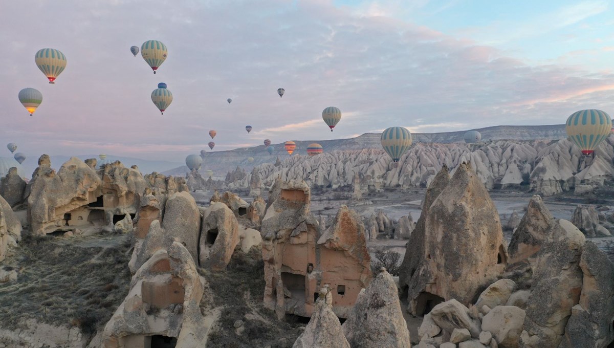 Kapadokya'da turistler 2022'nin ilk güneşini gökyüzünde karşıladı Kapadokya'da turistler 2022'nin ilk güneşini gökyüzünde karşıladı