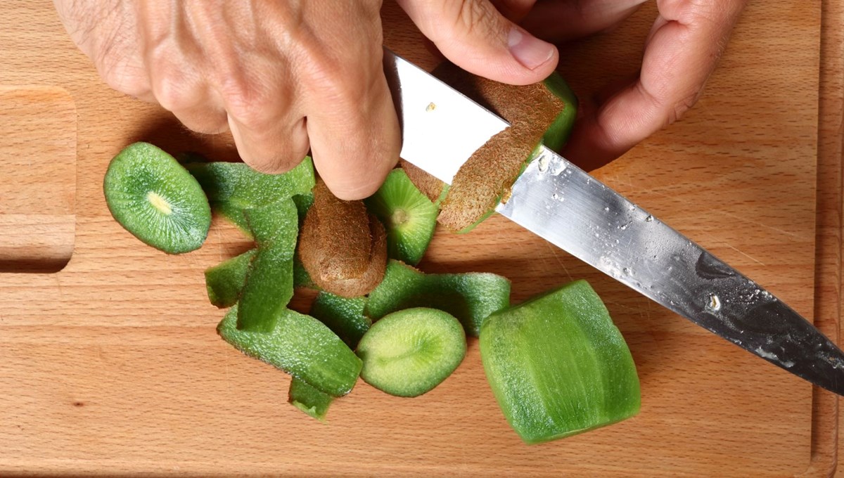 Kivi kabuklarını sakın çöpe atmayın! Faydalarını duyan evinden eksik etmiyor: Tek başına ecza deposuymuş