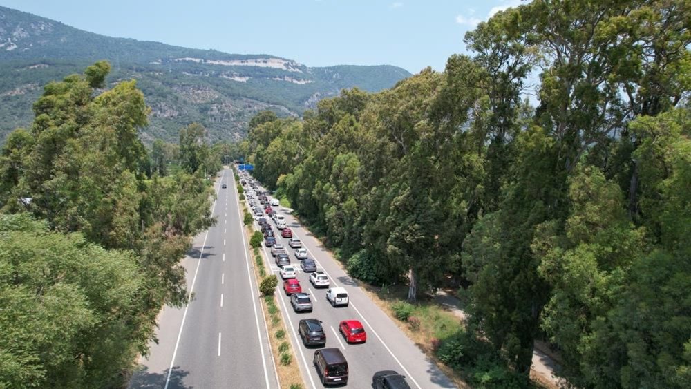 Geri dönüşler başladı... Turistik ilçelerin çıkışları yoğunlaştı: Marmaris'te 7 kilometrelik kuyruk - 4