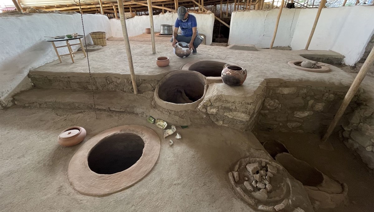 Harput Kalesi'nde yaklaşık 1000 yıllık olduğu düşünülen saray mutfağı bulundu Harput Kalesi'nde yaklaşık 1000 yıllık olduğu düşünülen saray mutfağı bulundu