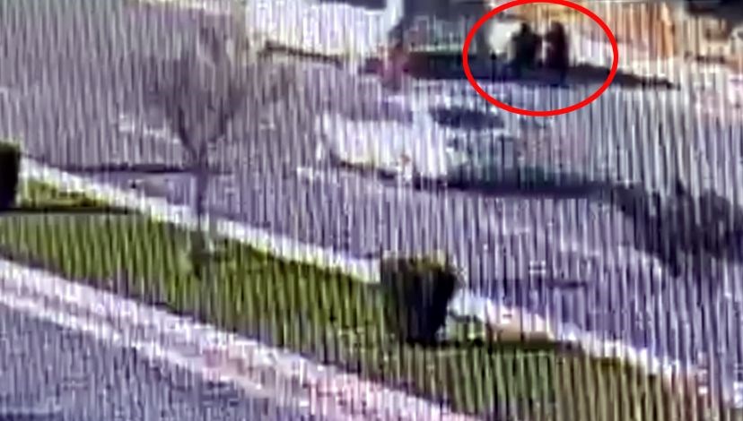 İndikleri minibüsün altında kaldılar