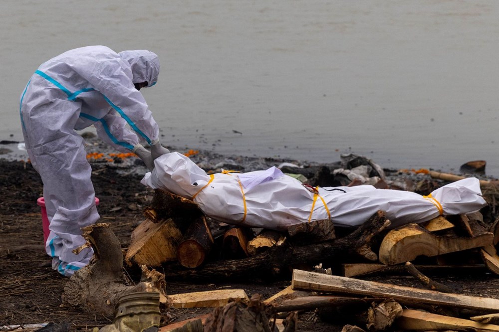 Hindistan’da Covid-19’dan öldüğü şüphenilen 71 kişinin cansız bedeni Ganj Nehri kıyılarına vurdu - 7
