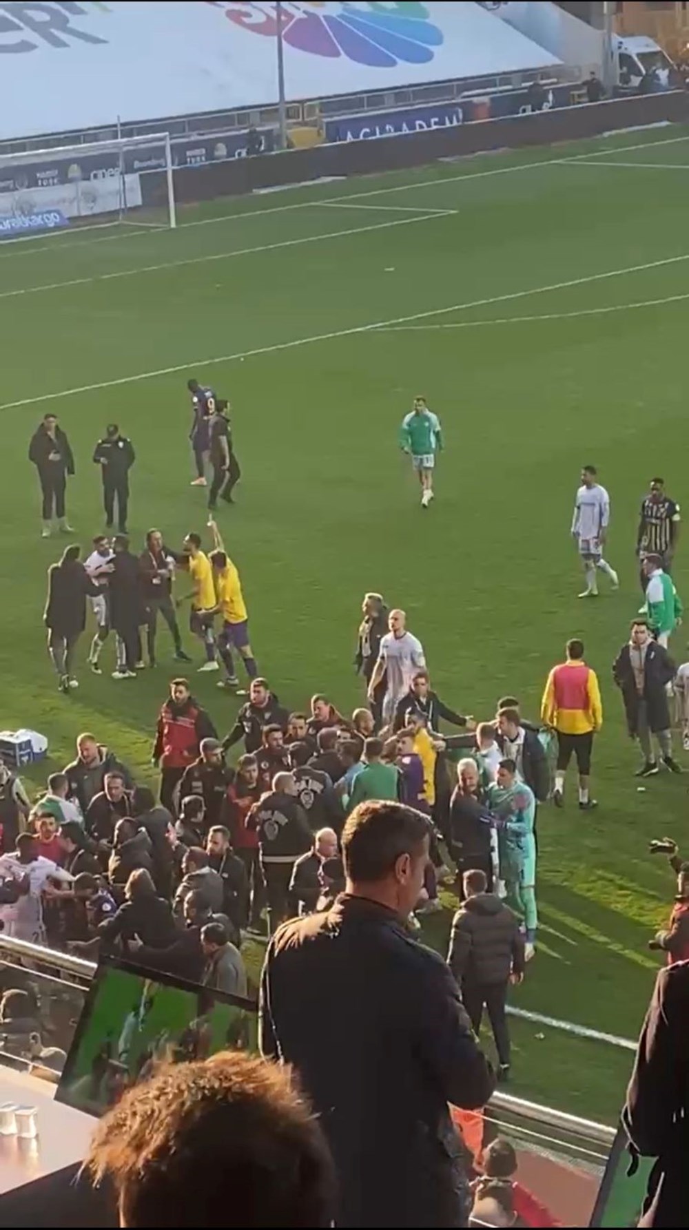 Derbi Sonrası Arbede: Eyüpspor-Konyaspor Maçı Saha İçine Taşan Olaylarla Karıştı, Polis Müdahale Etti 76 SSMva l3oEeEzRflWrhS9w