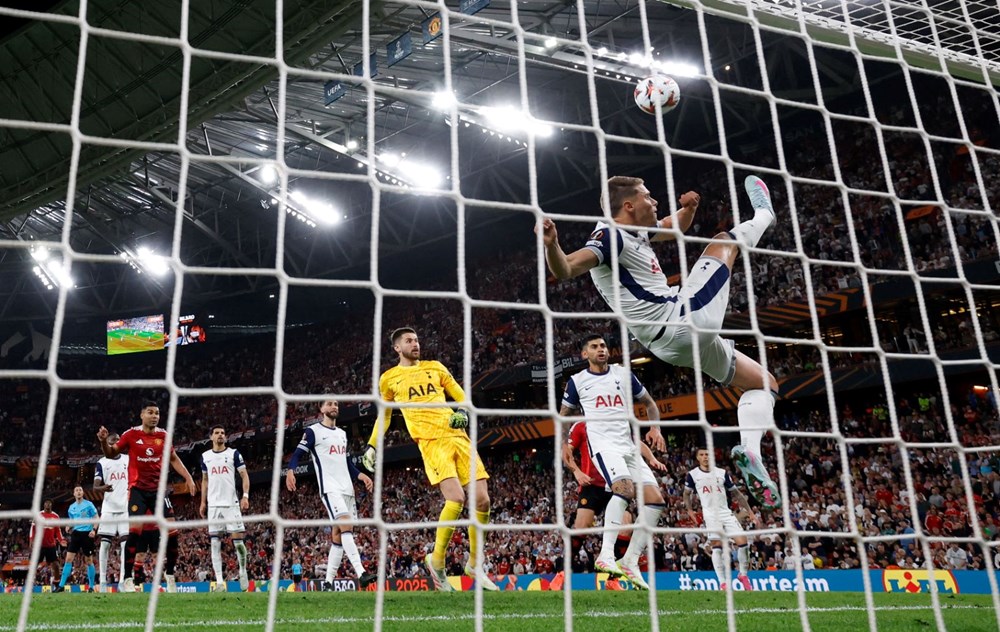 Avrupa Ligi'nde şampiyonluğu getiren inanması güç müdahale: Taraftarlar gol diye ayağa kalkmıştı 79 SSWCluAT0EiEBbtqYNQg w