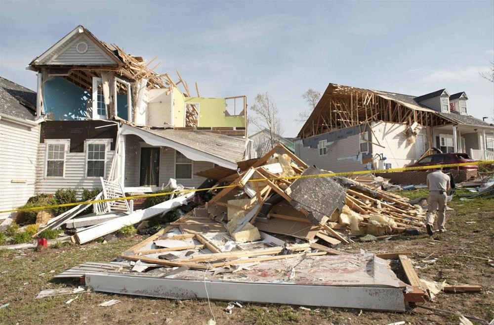 Катрина (ураган) ураганы в сша. Сломанный дом. Каркасный дом после урагана. Разрушения после торнадо. Ураган снес дом.