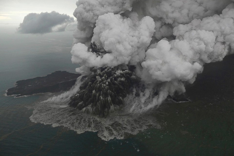 Tsunamiye neden olan Krakatau'nun alarm seviyesi yüksletildi - 1