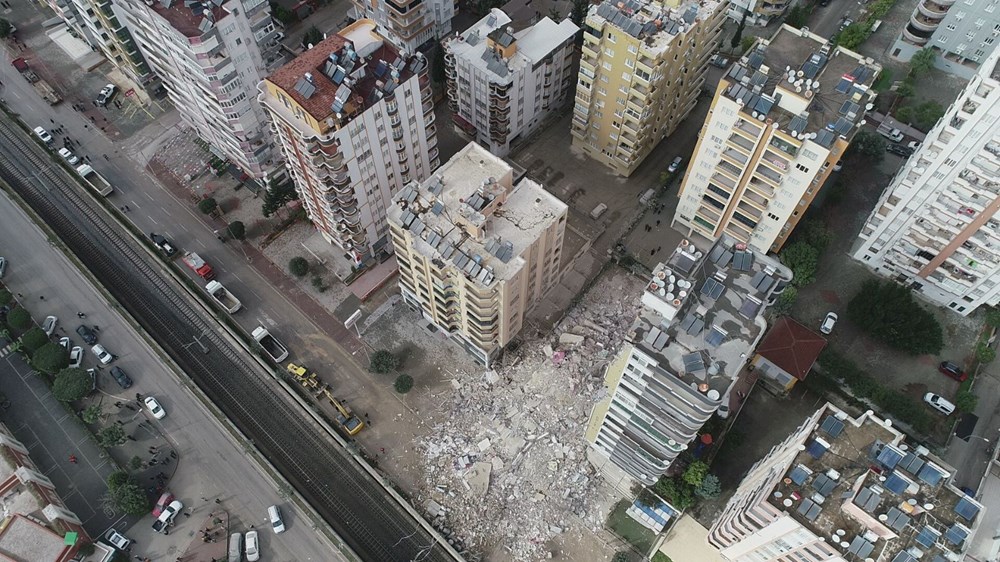 Adana'da 13 katlı binanın yarısı yıkıldı, yarısı ayakta kaldı - 8