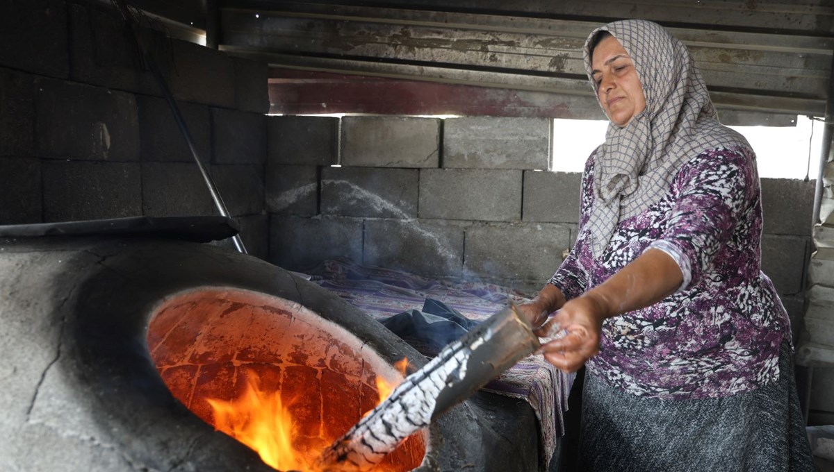45 derece havada zorlu mesai: Alevlerin başında ekmek parası kazanıyorlar
