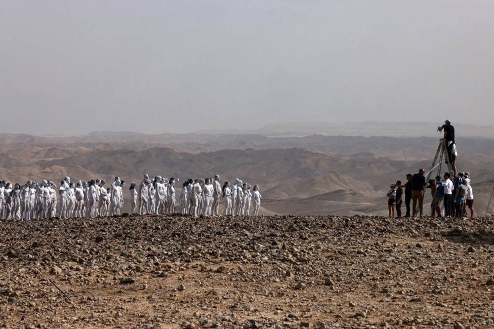 Lut Gölü'nün her yıl bir metre çekilmesine dikkat çekmek için yüzlerce kişi çıplak poz verdi - 13