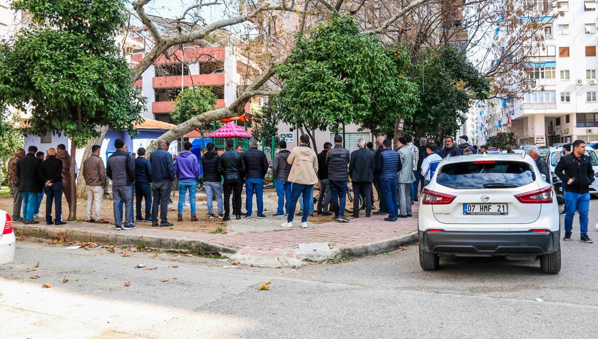 Evsiz adam çocuk parkında ölü bulundu: Vatandaşların ceset merakı polisi bezdirdi