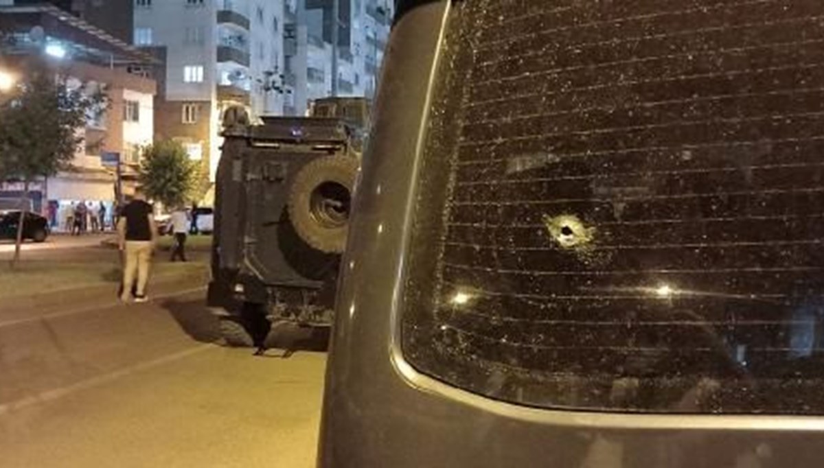 Diyarbakır’da silahlı kavga: 8 araca kurşun isabet etti Diyarbakır’da silahlı kavga: 8 araca kurşun isabet etti