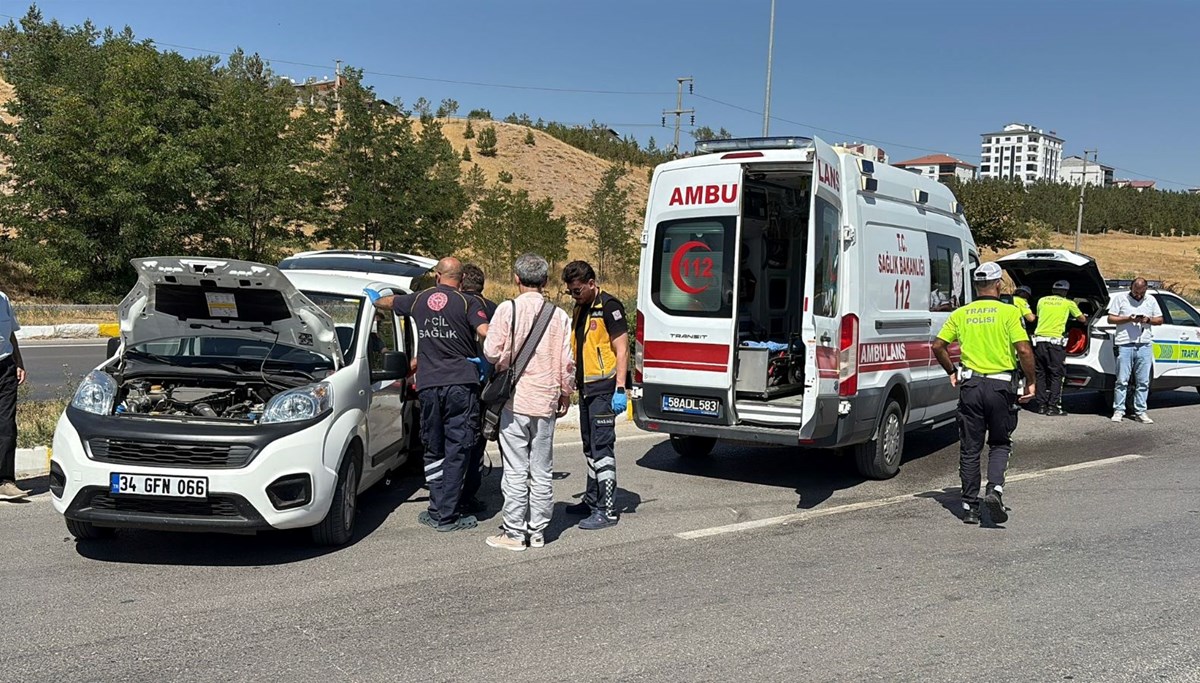 Sivas'ta hafif ticari araç ile otomobil çarpıştı Sivas'ta hafif ticari araç ile otomobil çarpıştı