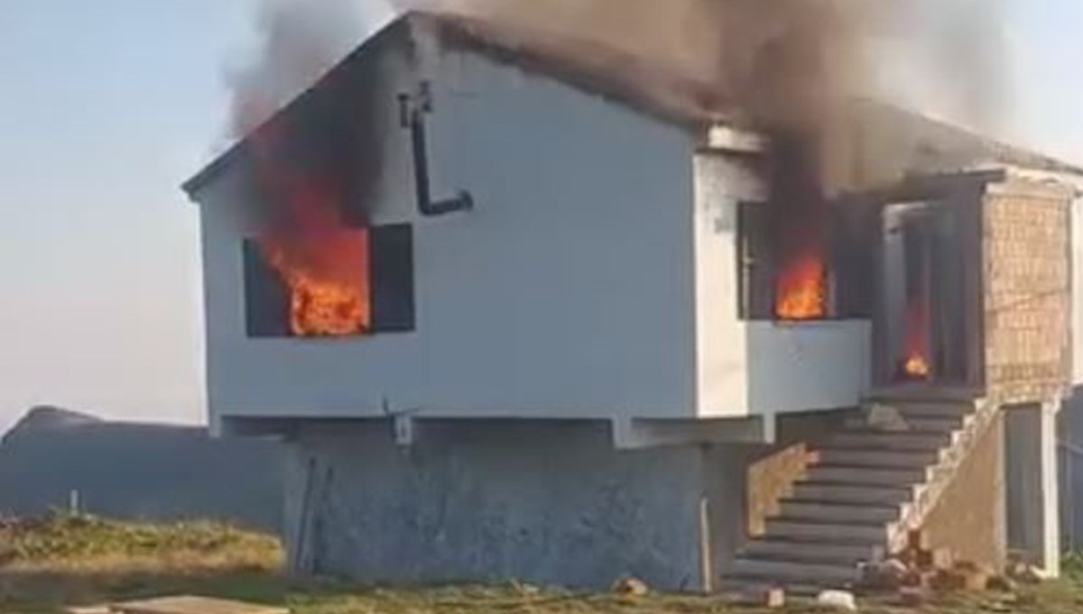 Üç kişiyi bıçaklayarak öldürüp evi ateşe verdiler: İki şüpheli tutuklandı Üç kişiyi bıçaklayarak öldürüp evi ateşe verdiler: İki şüpheli tutuklandı