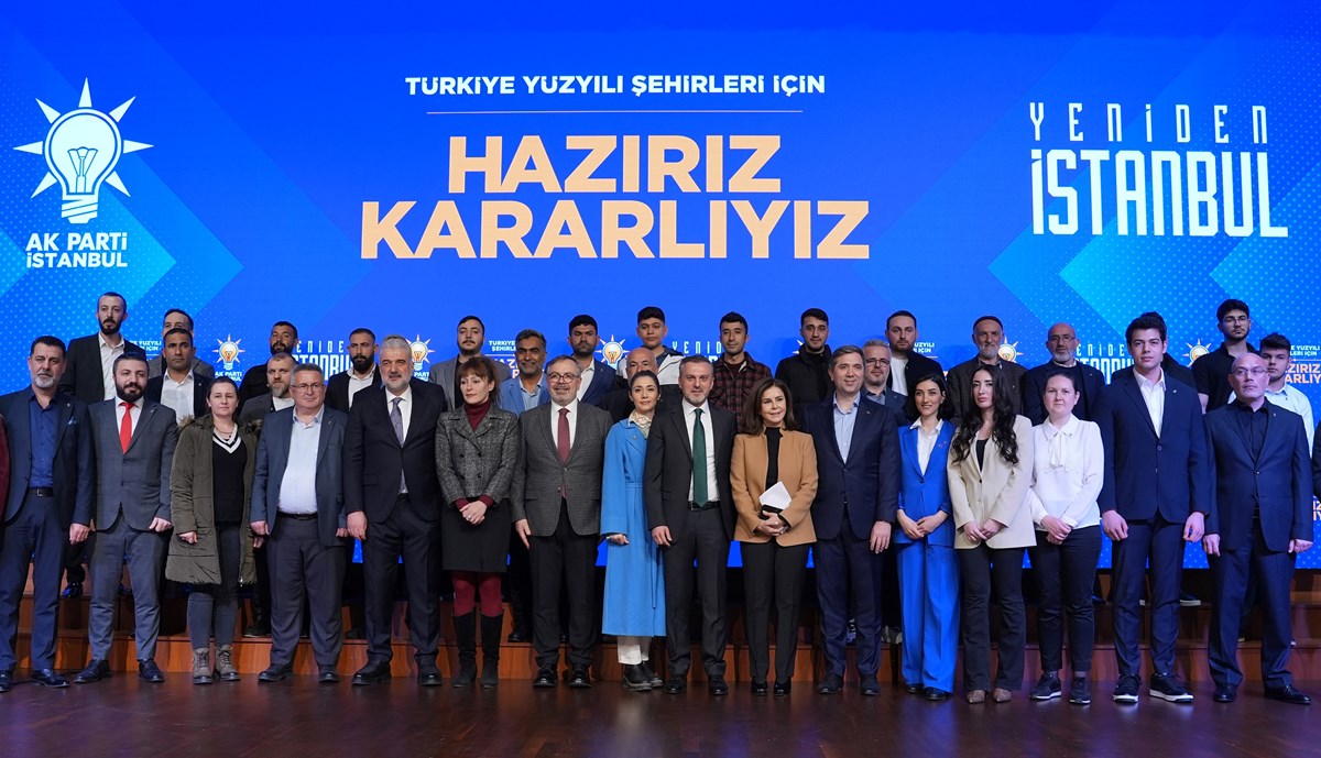 İstanbul’da AK Parti’ye yeni katılan üyelere rozet takıldı