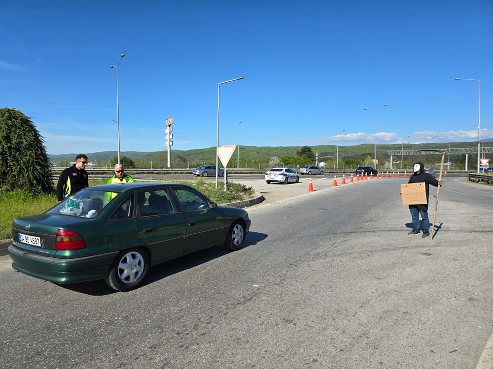 Azrail trafikte: Maske takıp "Bana iş çıkarmayın" pankartı ile sürücüleri uyardı - 1