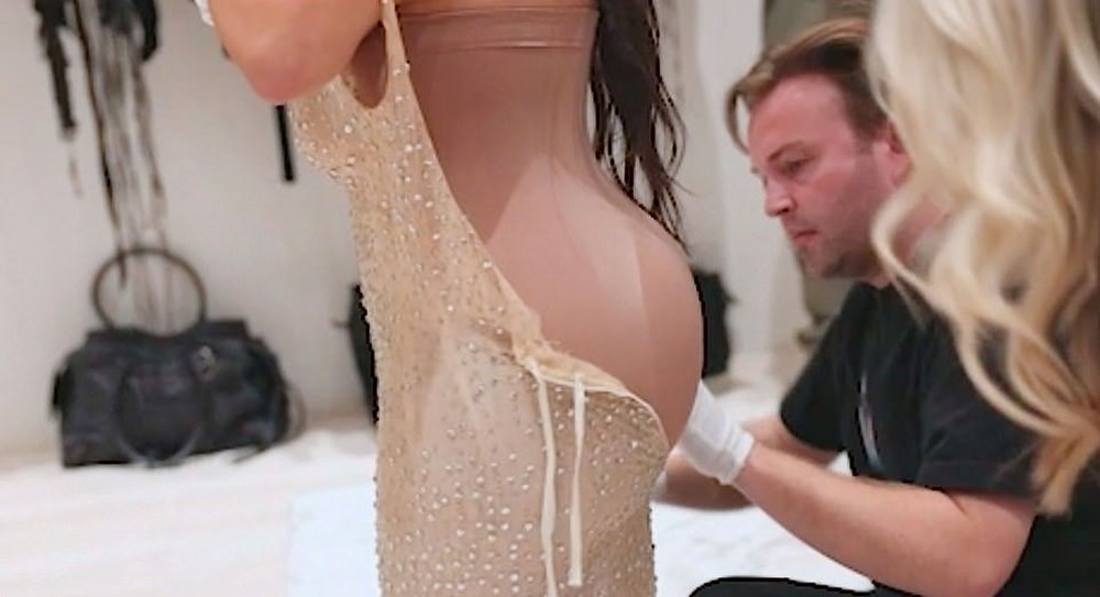 Kim Kardashian, Marilyn Monroe'nun elbisesine nasıl sığmaya çalıştığını gösterdi - 3