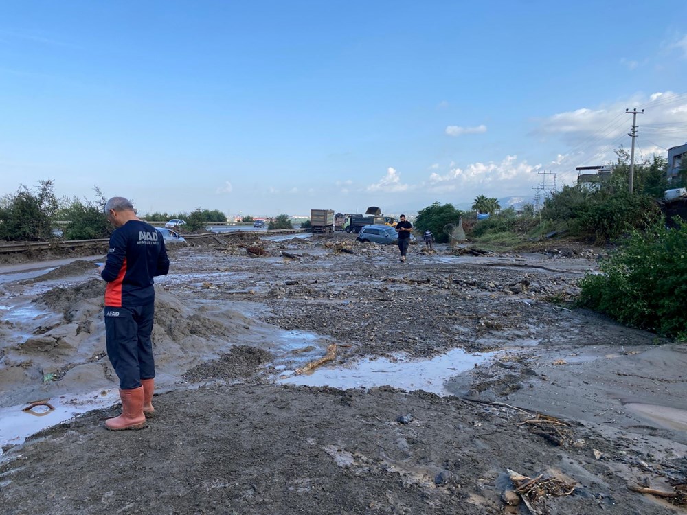 Hatay'da heyelan faciası: Otoyol kapandı, araçlar mahsur kaldı - 4