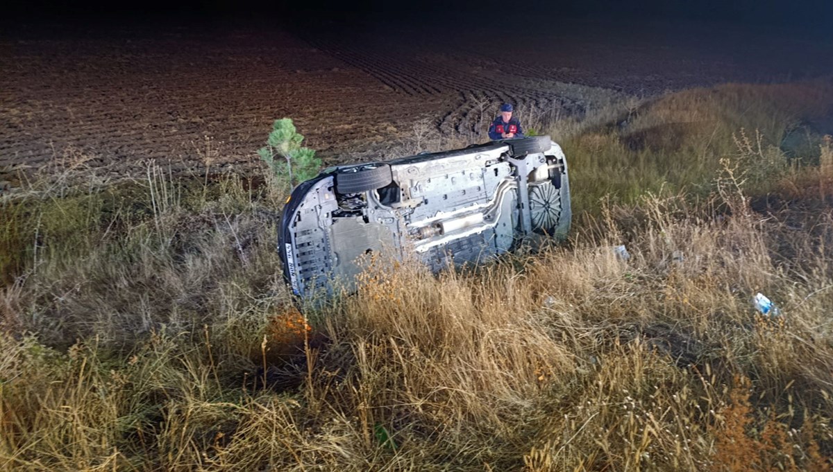 Sivas'ta otomobil şarampole devrildi