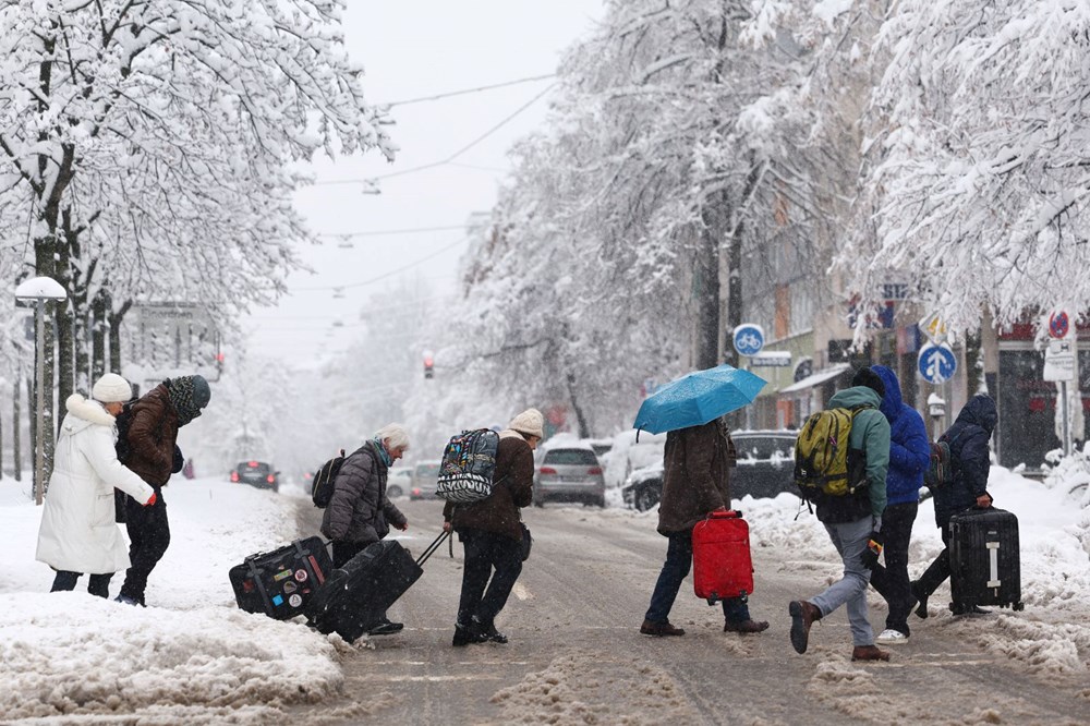 Almanya'da kar esareti: Uçuşlar iptal edildi, tren ve otobüsler çalışmadı - 8