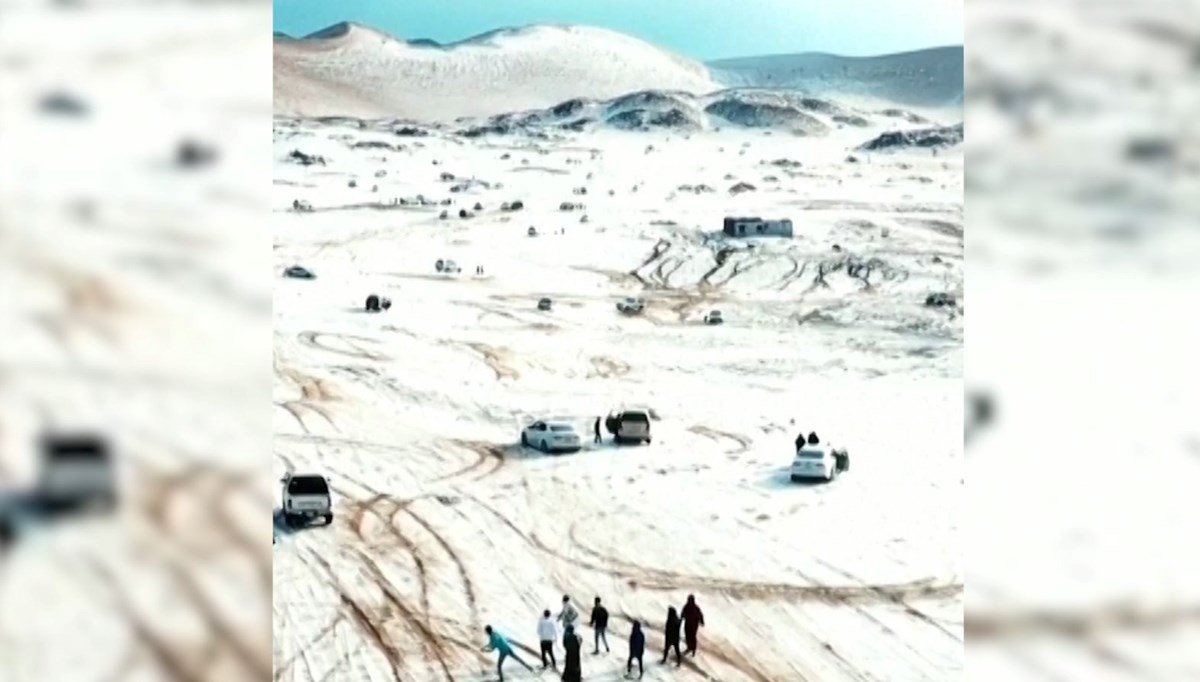 Suudi Arabistan’da çöle kar yağdı