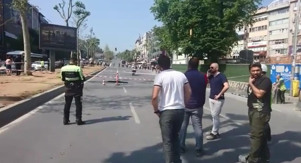 Beşiktaş'ta yol çöktü, Barbaros Bulvarı trafiğe kapatıldı - 1