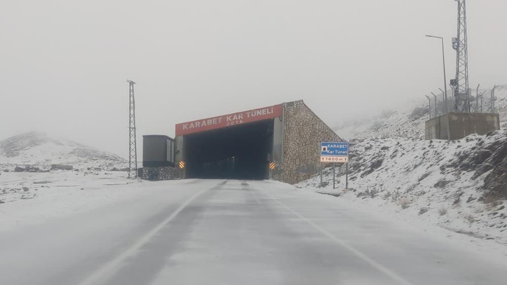 Mevsimin ilk kar yağışı düştü: Ekipler tuzlama yapıyor - 4