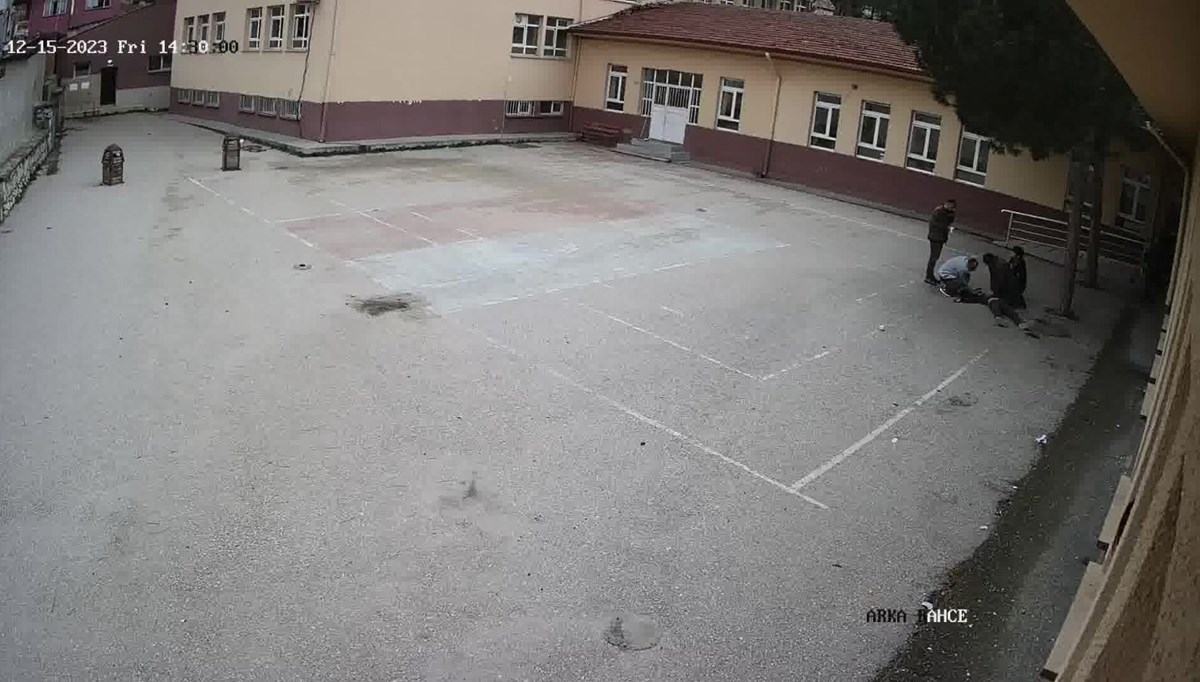 Okul bahçesinde kalbi duran öğrenciyi öğretmeni kurtardı Okul bahçesinde kalbi duran öğrenciyi öğretmeni kurtardı