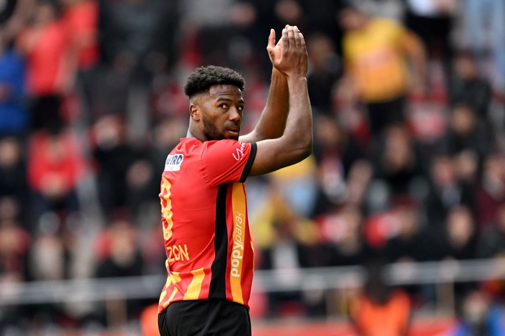 Süper Lig'de Şampiyonluk Düellosu Kızışıyor: Fenerbahçe'nin Puan Kaybı Galatasaray'a Avantaj Sağladı! 81 SYUk 4dFF0 uMiUt GAbQ