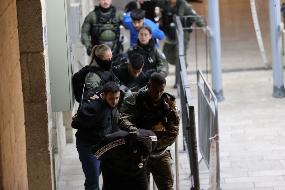 İsrail polisinden Mescid-i Aksa'ya baskın - 11