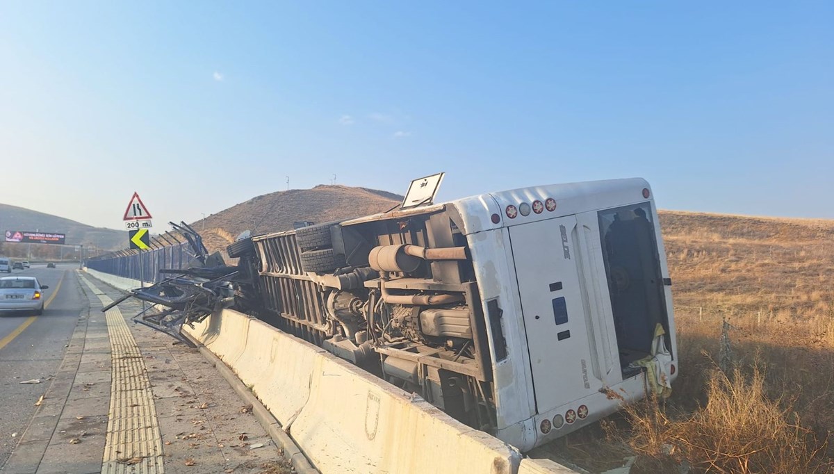 Ankara'da servis otobüsü devrildi: 2 yaralı