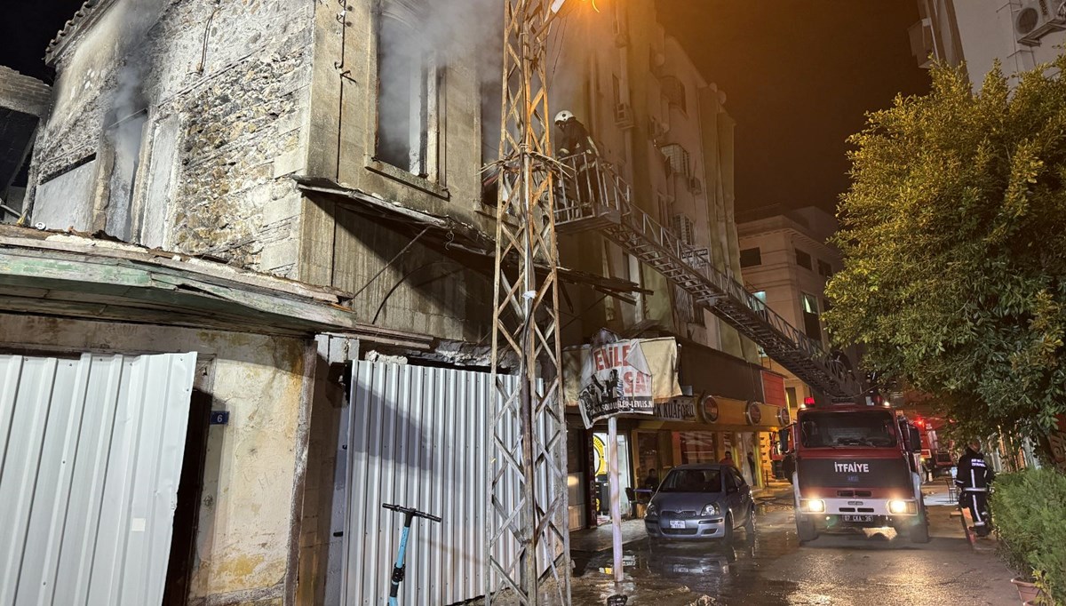 Antalya'da tarihi konakta yangın Antalya'da tarihi konakta yangın