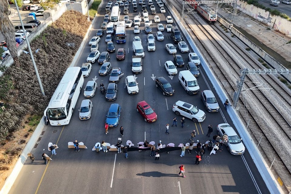 İsrailli kadınlar rehineler için yol kapattı: Anlaşma hemen şimdi! - 1