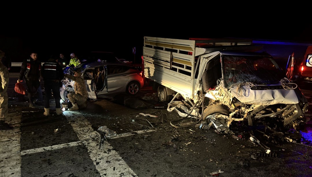 Bingöl'de otomobil ile kamyonet çarpıştı: 2 kişi öldü