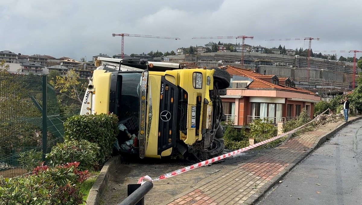 Sarıyer’de TIR devrildi Sarıyer’de TIR devrildi