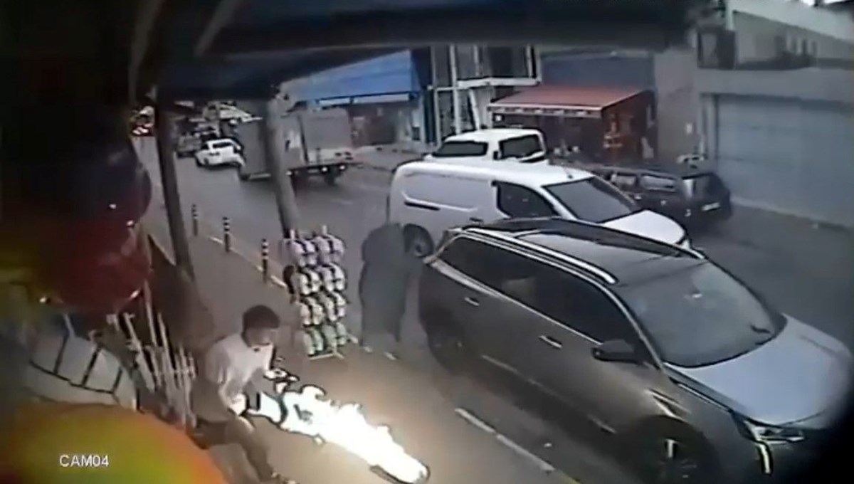 Yanan kamp ocağını eliyle dışarı atıp tekmeyle söndürdü Yanan kamp ocağını eliyle dışarı atıp tekmeyle söndürdü